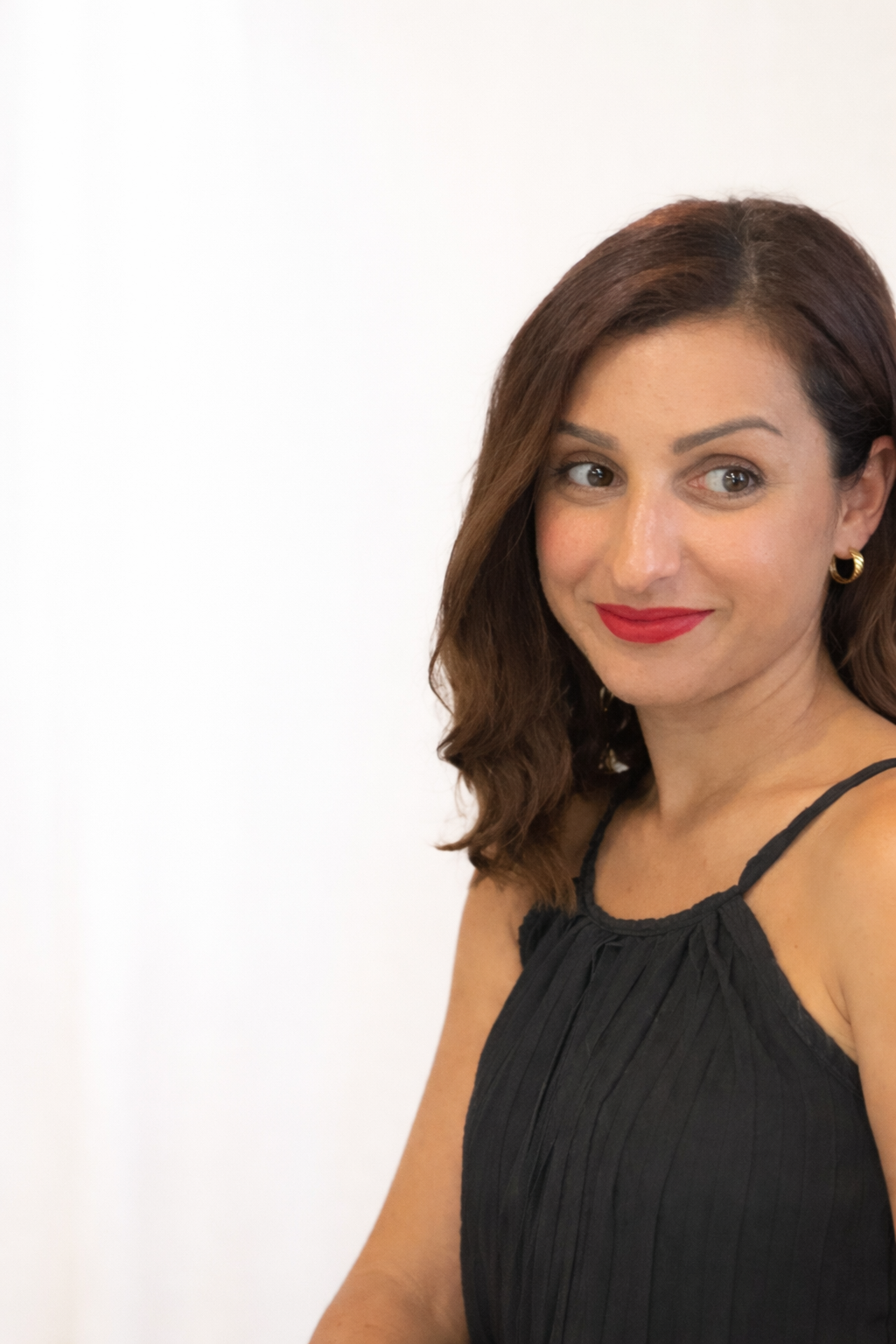 Dr.ssa Irene Pacitto sorridente davanti al suo laptop